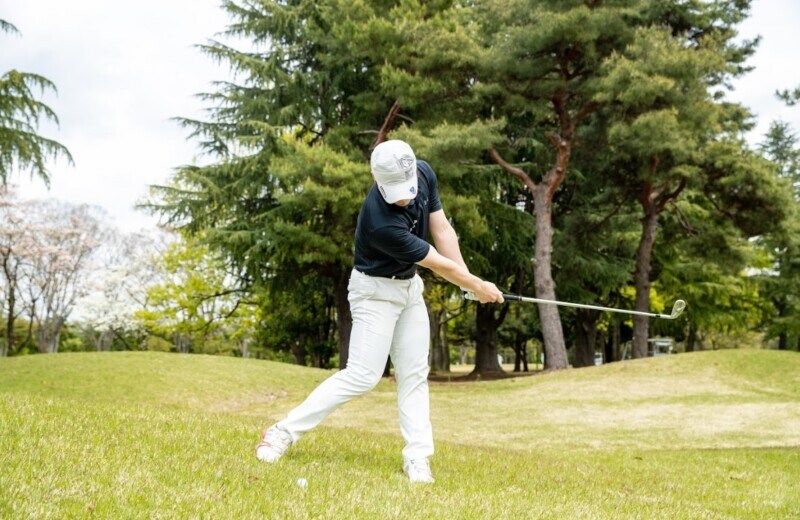 斜面からグリーンに乗せるコツを状況別で解説！あえて曲げるが正解