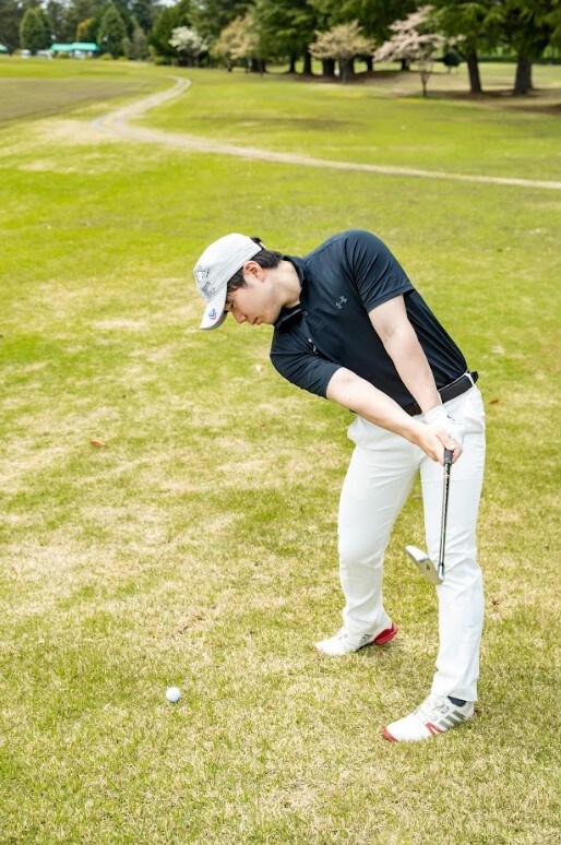 斜面からグリーンに乗せるコツを状況別で解説！あえて曲げるが正解