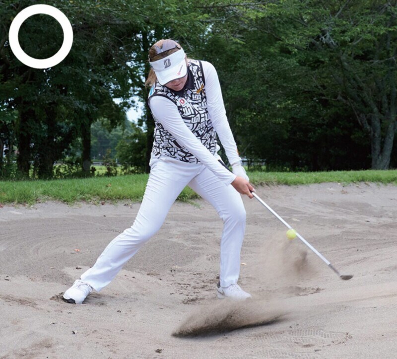 バンカー脱出のコツを女子プロが解説！フェースを大きく開けばOK