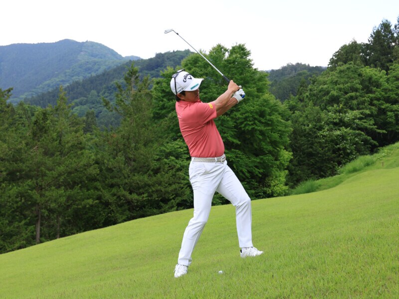 傾斜地の打ち方をベテランプロが解説！長い時間立てるバランスが大事