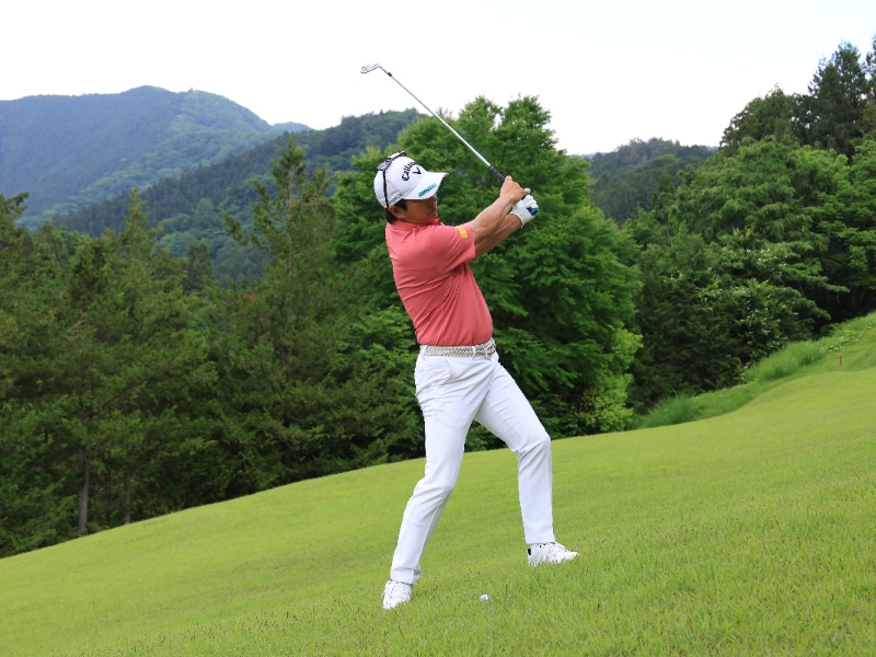 傾斜地の打ち方をベテランプロが解説！長い時間立てるバランスが大事