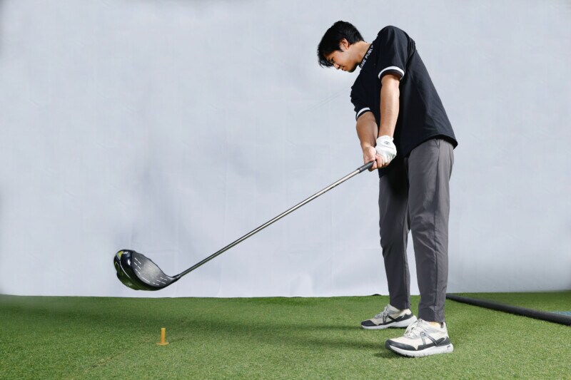 ラウンド中にダフリが出る原因は?「地面を見て素振り」でミスを防ごう