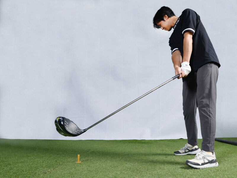 ラウンド中にダフリが出る原因は?「地面を見て素振り」でミスを防ごう