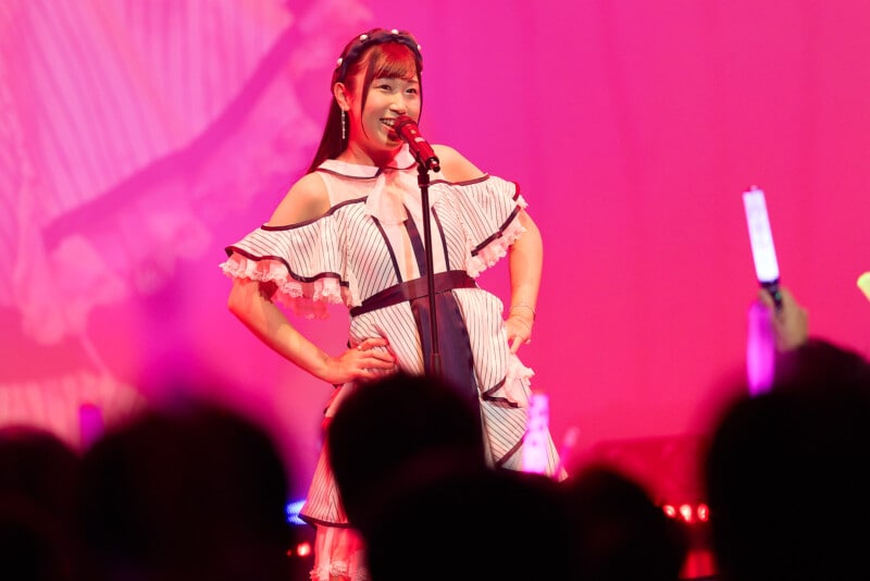 アイドルゴルファー・菅沼菜々、“ドレス姿”でファン500人を魅了!