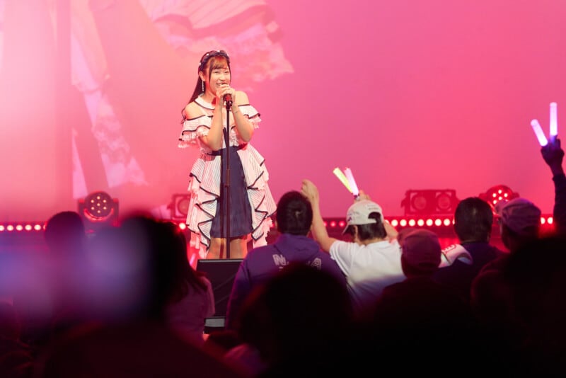 アイドルゴルファー・菅沼菜々、“ドレス姿”でファン500人を魅了!