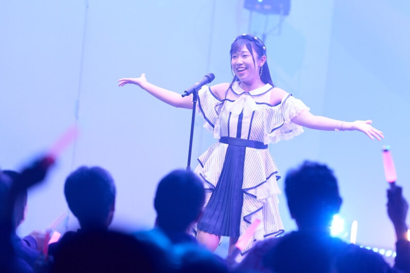 アイドルゴルファー・菅沼菜々、“ドレス姿”でファン500人を魅了!