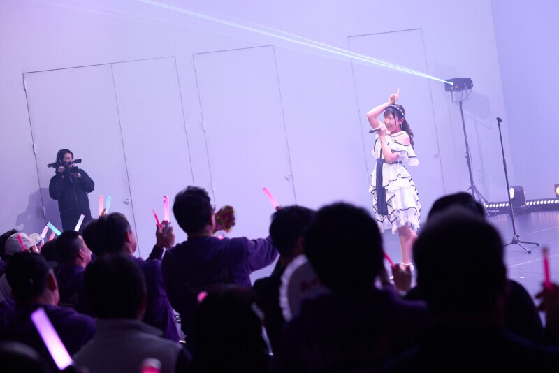 アイドルゴルファー・菅沼菜々、“ドレス姿”でファン500人を魅了!