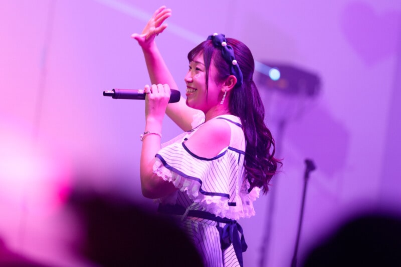 アイドルゴルファー・菅沼菜々、“ドレス姿”でファン500人を魅了!