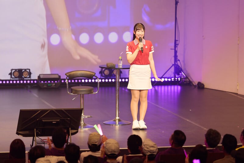 アイドルゴルファー・菅沼菜々、“ドレス姿”でファン500人を魅了!