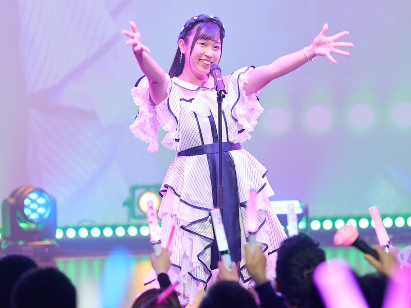 アイドルゴルファー・菅沼菜々、“ドレス姿”でファン500人を魅了!