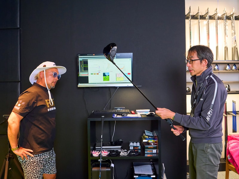 「飛んで曲がらない」とウワサのドライバーを、あの “ド派手プロ” が試打レビュー!