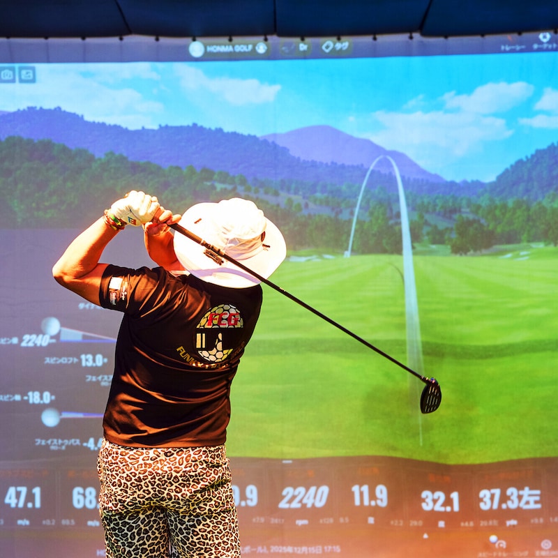 「飛んで曲がらない」とウワサのドライバーを、あの “ド派手プロ” が試打レビュー!