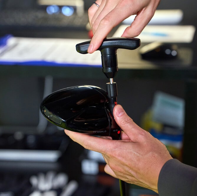 「飛んで曲がらない」とウワサのドライバーを、あの “ド派手プロ” が試打レビュー!