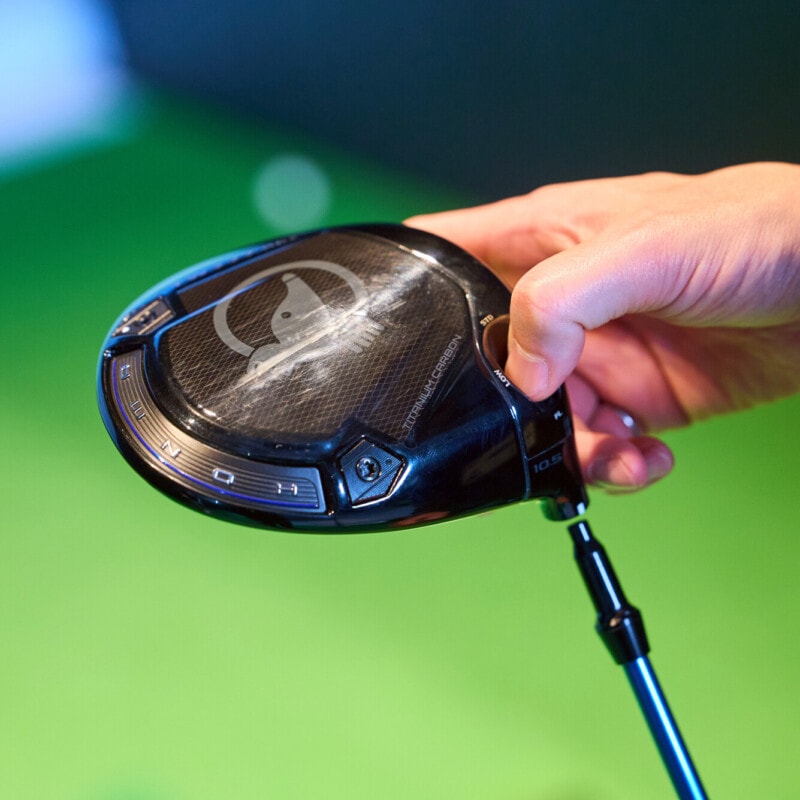 「飛んで曲がらない」とウワサのドライバーを、あの “ド派手プロ” が試打レビュー!