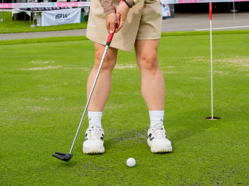 構え、打ち方は無視!女子プロが教えるパットのコツをつかむ意外な練習法とは?