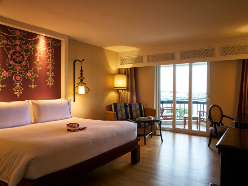 作家・柚月裕子さんがはじめてのタイへ! 絶景ゴルフ場でぜいたくゴルフ旅