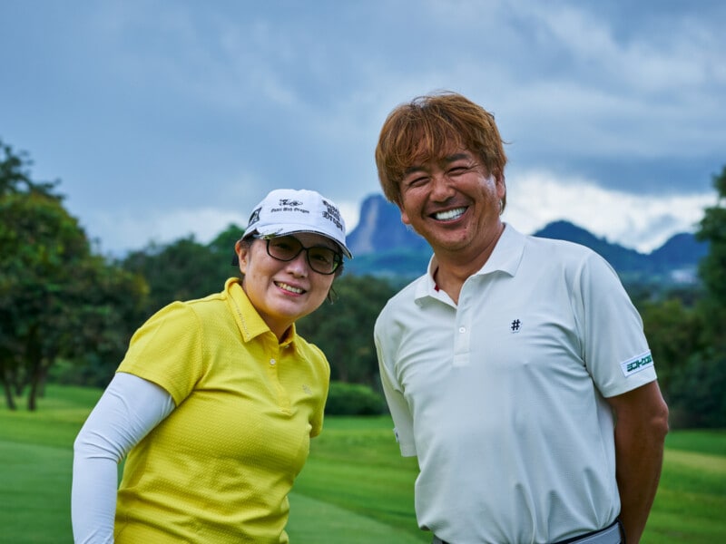作家・柚月裕子さんがはじめてのタイへ! 絶景ゴルフ場でぜいたくゴルフ旅