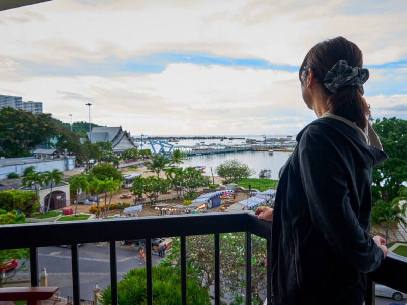 作家・柚月裕子さんがはじめてのタイへ! 絶景ゴルフ場でぜいたくゴルフ旅