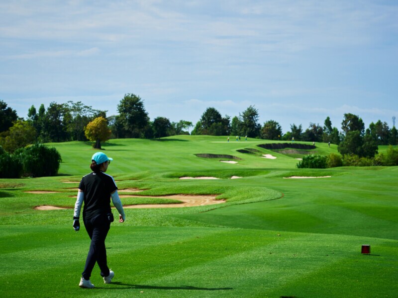 作家・柚月裕子さんがはじめてのタイへ! 絶景ゴルフ場でぜいたくゴルフ旅