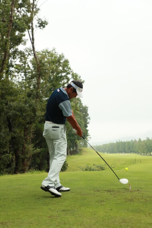 歳をとっても飛距離を簡単にアップするコツ!「クラブを長くして飛ばす」