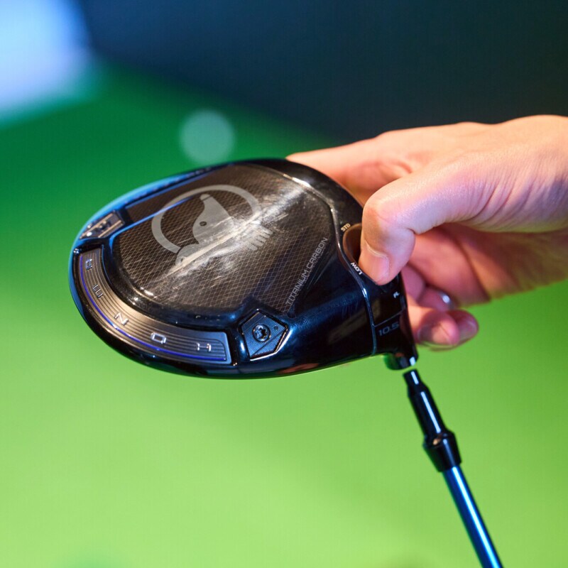 「飛んで曲がらない」とウワサのドライバーを、あの “ド派手プロ” が試打レビュー!