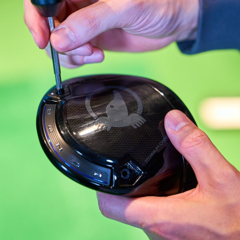 「飛んで曲がらない」とウワサのドライバーを、あの “ド派手プロ” が試打レビュー!