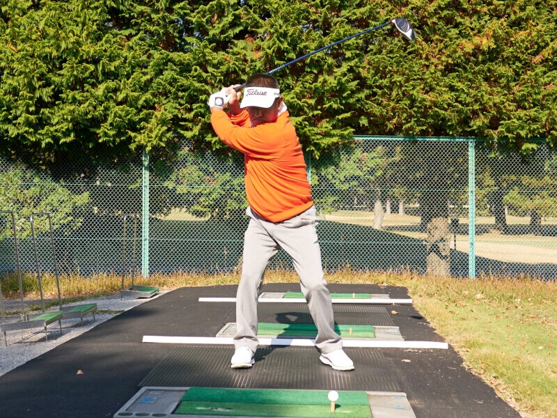 シニアプロが教えるケガをしにくいスイングとは?「遠投」のイメージで大きく動かす!