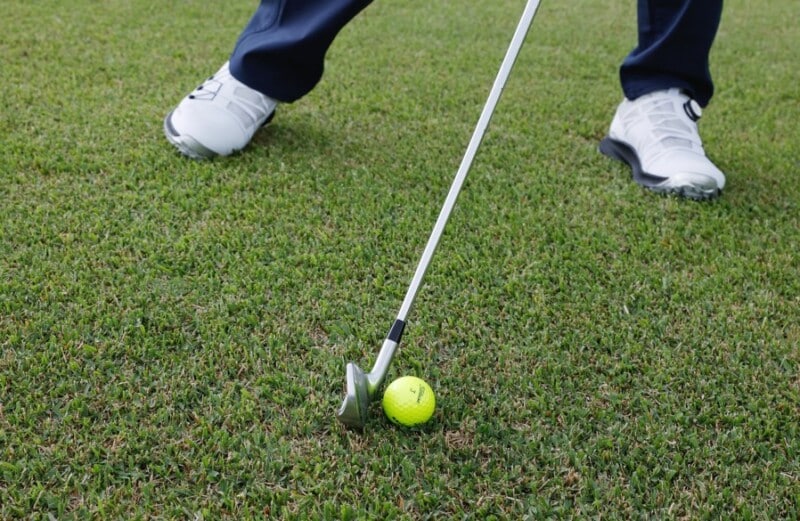 左足下がりのライを引っかけない方法とは?ベテラン男子プロが解説