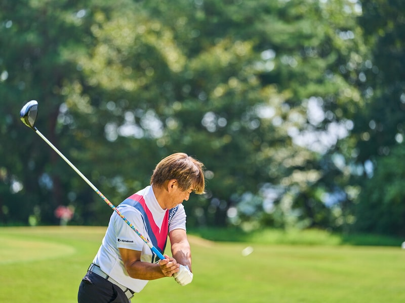 ドライバーだけ力んでしまう人へ。「頑張らなくても振れるシャフト」という選択