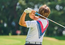 ドライバーだけ力んでしまう人へ。「頑張らなくても振れるシャフト」という選択