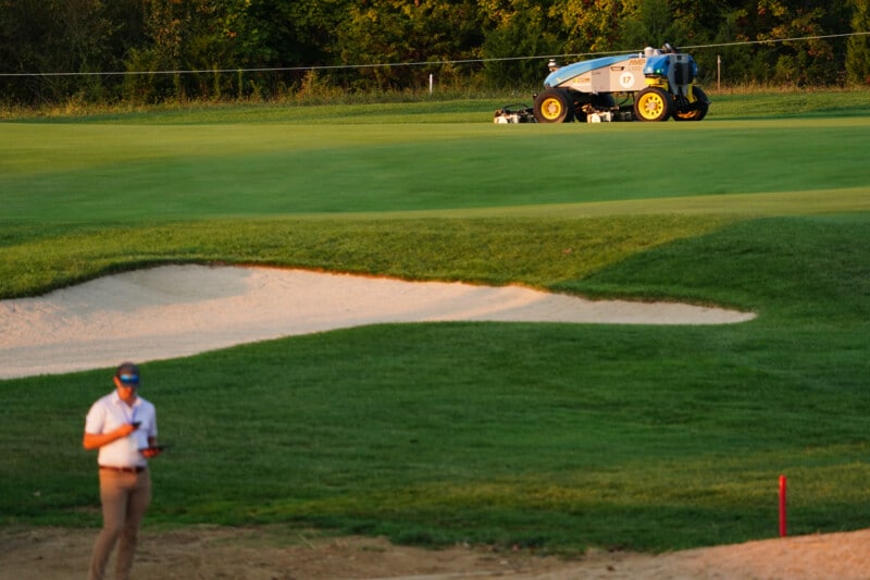 ゴルフ場に導入された“数百万円のロボット”って?最新機器に注目