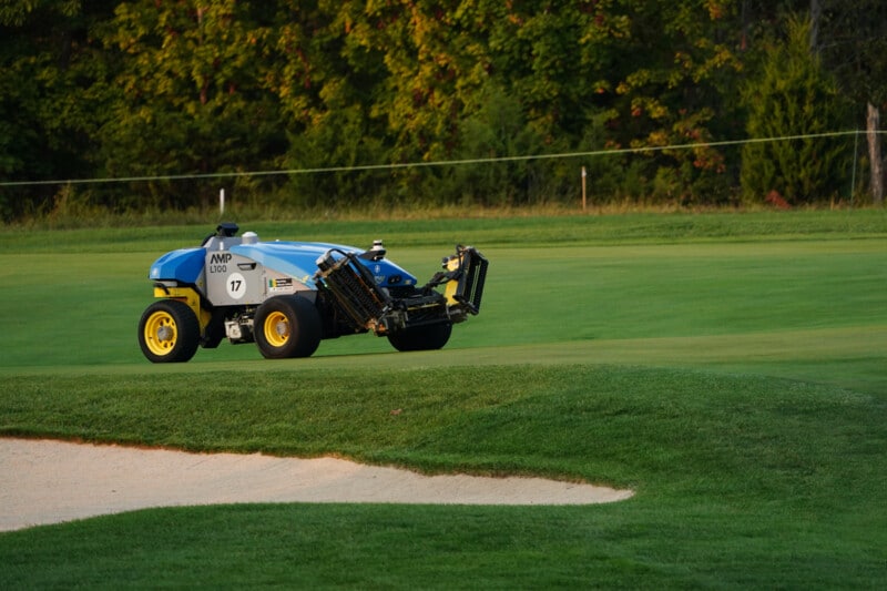 ゴルフ場に導入された“数百万円のロボット”って?最新機器に注目