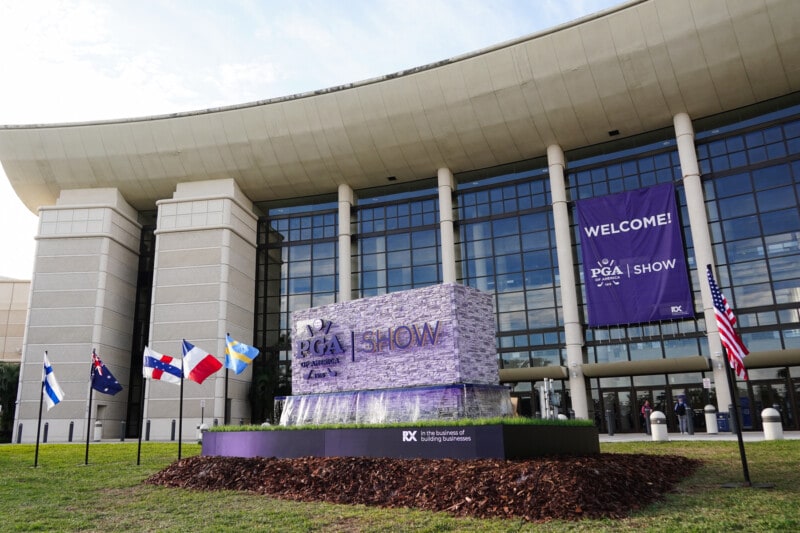 “世界最大”のゴルフ用品ショーにテニスコート？一体どうして？