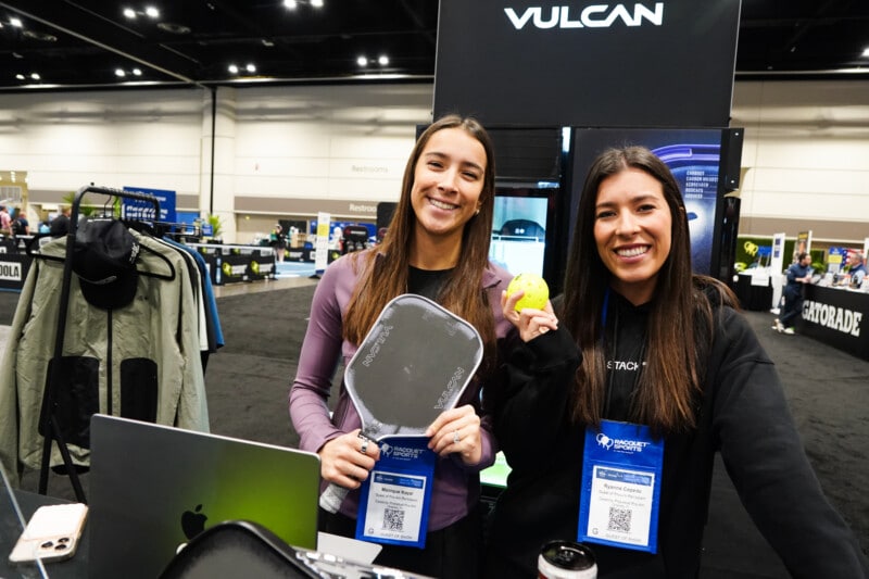 “世界最大”のゴルフ用品ショーにテニスコート？一体どうして？