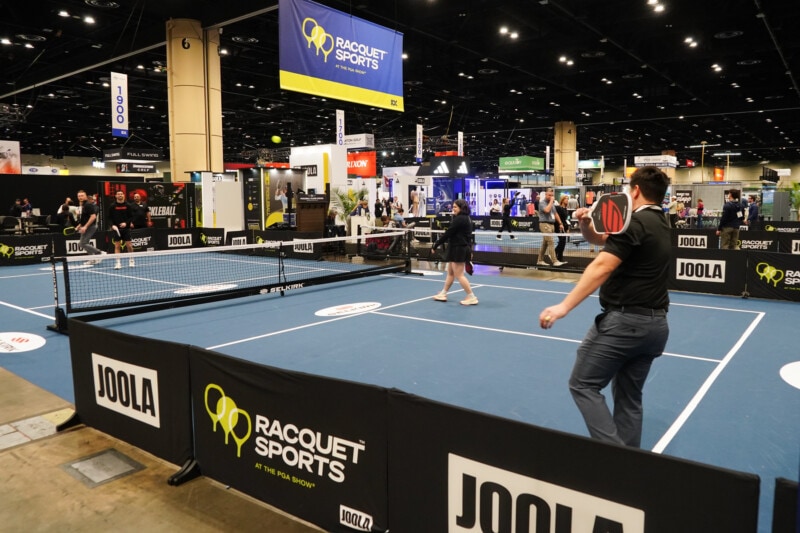 “世界最大”のゴルフ用品ショーにテニスコート？一体どうして？