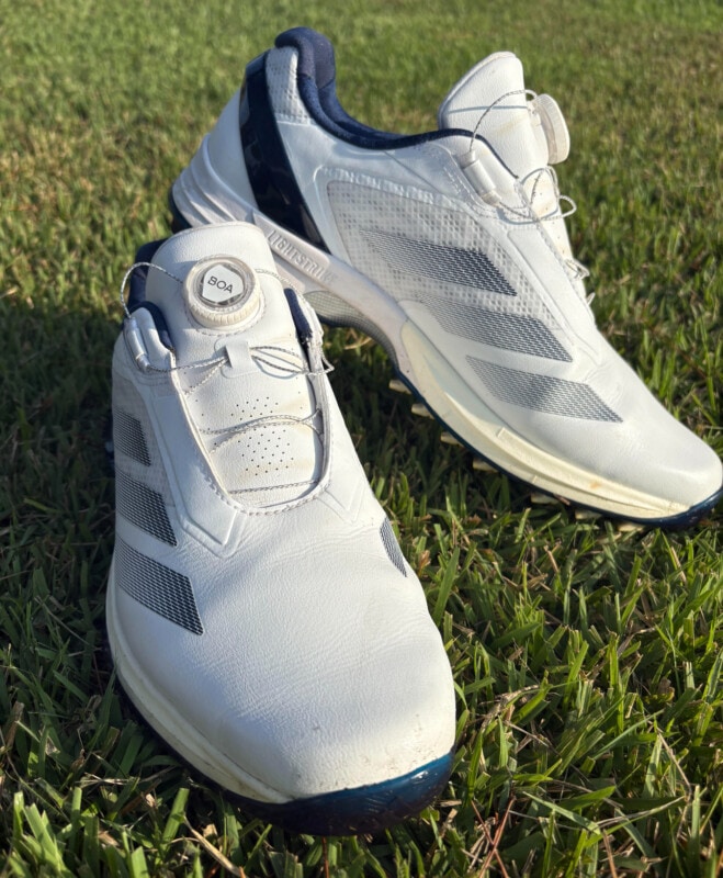 傾斜からのショットに強い!疲れた足でも踏ん張れるゴルフシューズ