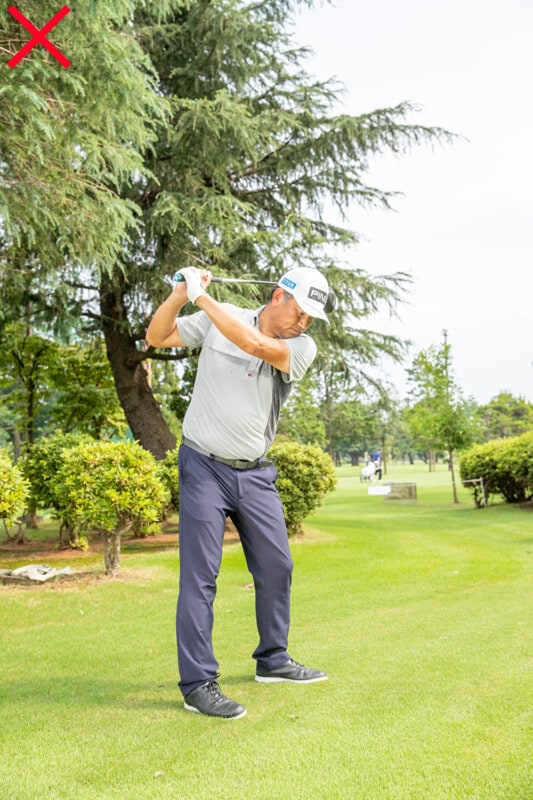 絶対にやるべき“正しい素振り”はどっち？確実にナイスショットへ導こう