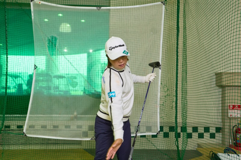 ドライバーの振り遅れを防ぐ方法！「クラブを立てながらバックスイング」と女子プロ
