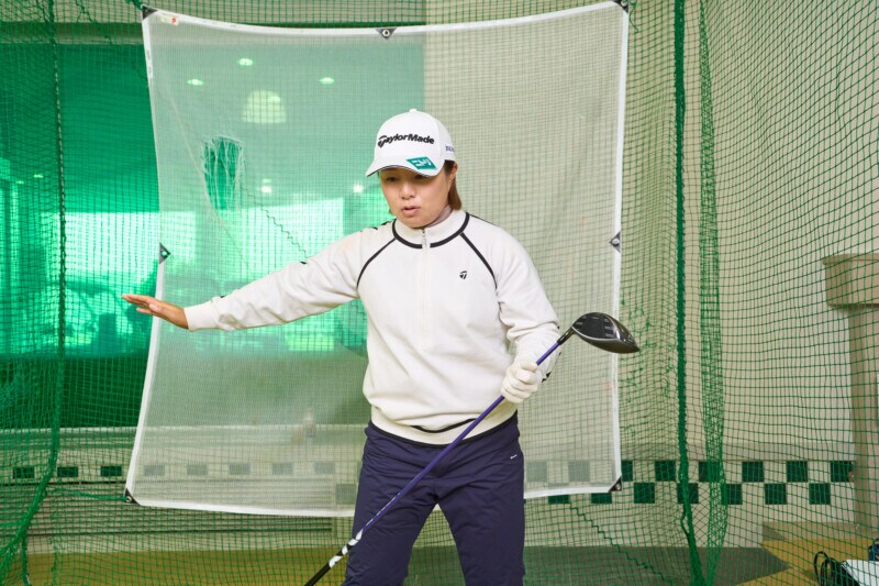 ドライバーの振り遅れを防ぐ方法！「クラブを立てながらバックスイング」と女子プロ