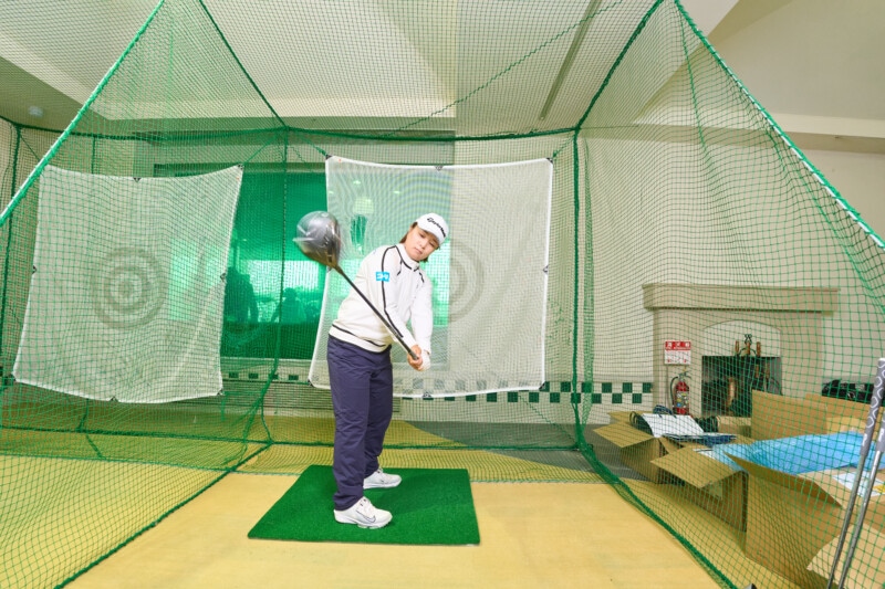 ドライバーの振り遅れを防ぐ方法！「クラブを立てながらバックスイング」と女子プロ