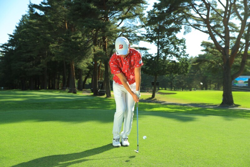 アプローチでボールを芯でミートする方法！男子プロがレッスン