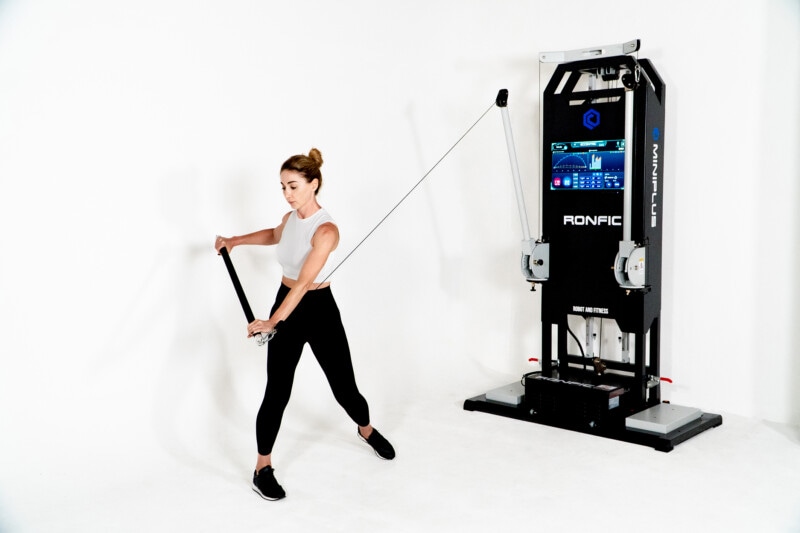 たった10分で飛距離が伸びる！韓国発AI搭載のトレーニングマシンが話題