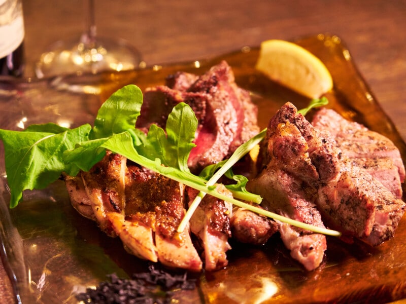 炭焼きの香ばしさが彩る新感覚イタリアン【うまい店】店主はみんなゴルフ好き