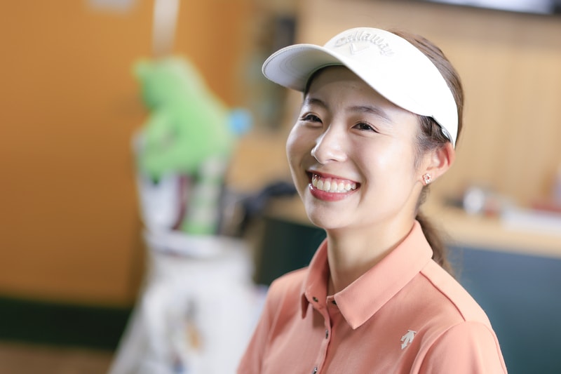 フワッと高く上がって止まる球を打つ！女子プロがコツを解説