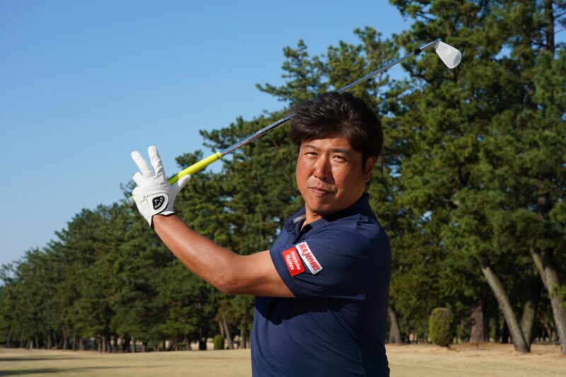 “正しいフェース向き”はどっち?フェースターンを使って振り上げるのが正解