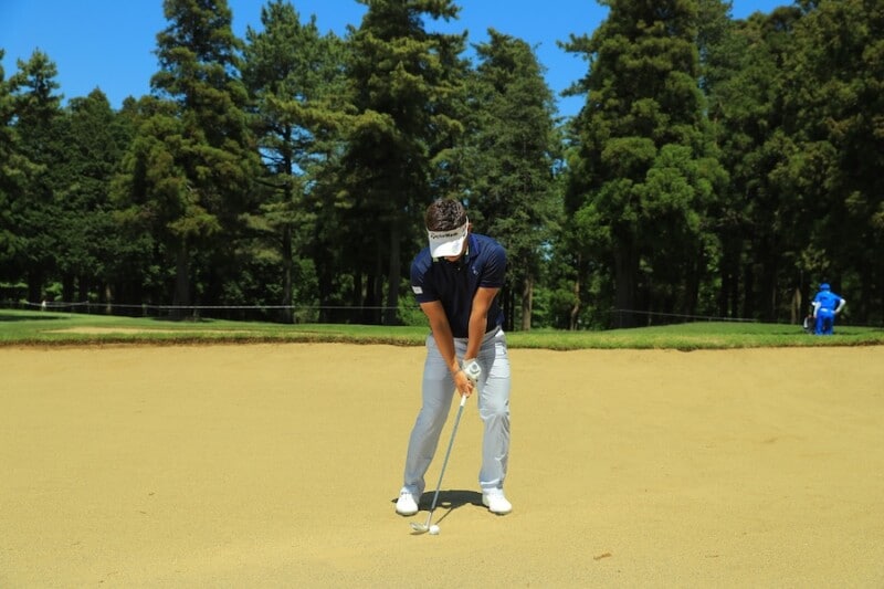 バンカーで距離があるときの寄せ方!ボールを右に置いてフォローを低く