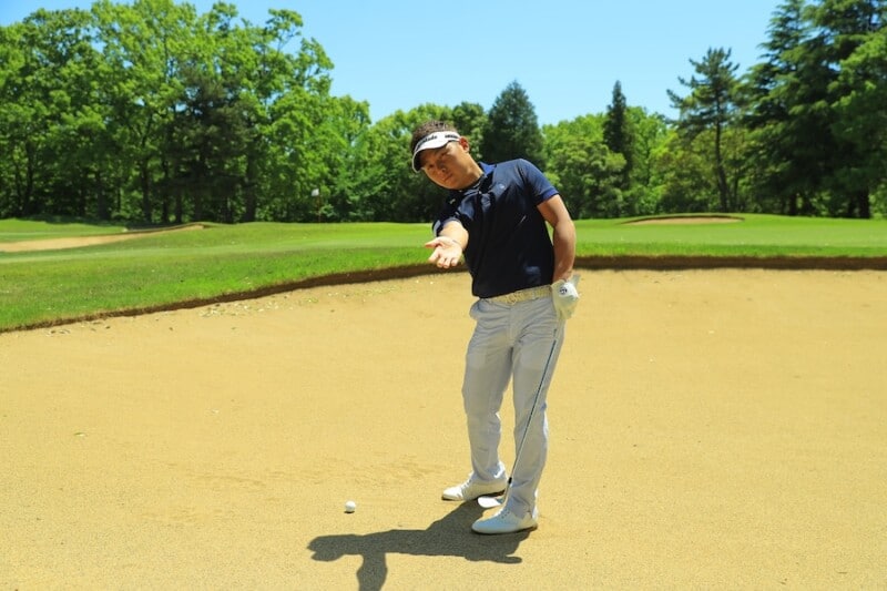 バンカーで距離があるときの寄せ方!ボールを右に置いてフォローを低く