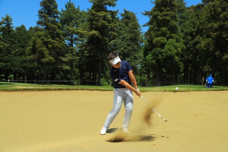 バンカーで距離があるときの寄せ方!ボールを右に置いてフォローを低く