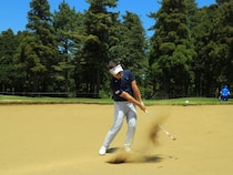 バンカーで距離があるときの寄せ方！ボールを右に置いてフォローを低く