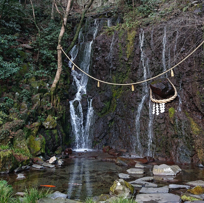 伏流水が湧き出る箱根湯本の名瀑庭園